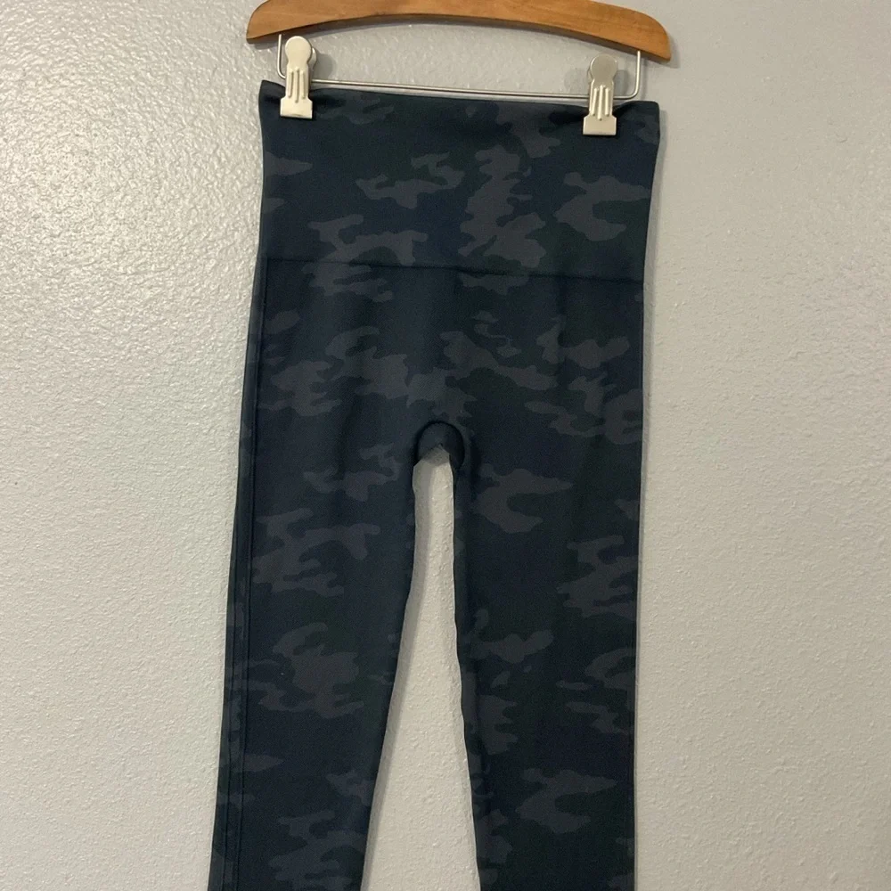 Spanx Cropped Look At Me Now Leggings Size Small Seamless Camo Pull On B62